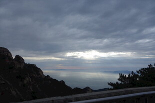 泰山山间云幕下的天际景观