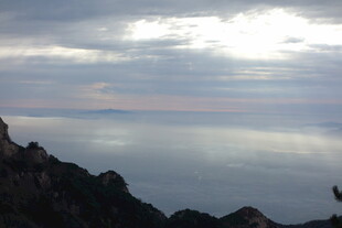 泰山山巅远眺广阔云海景观