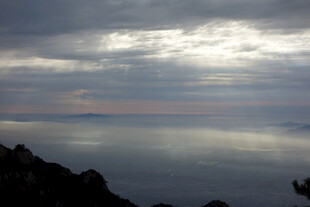泰山云海之上的朦胧天光