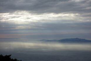 泰山云雾缭绕的山海景观