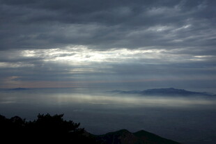 泰山云海之上的朦胧天际