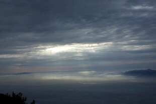 泰山海上阴云密布的壮丽景象