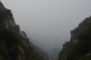 泰山云雾缭绕的险峻山间景色