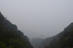 泰山山间云雾缭绕的朦胧景致