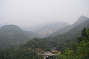 泰山山间云雾中的古朴建筑