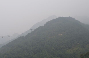 泰山雾中青山景