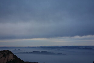 泰山山间云海 天色阴沉之景
