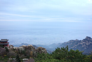 泰山山巅远眺壮阔云海景观