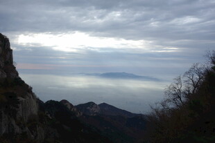 泰山山间云海景色