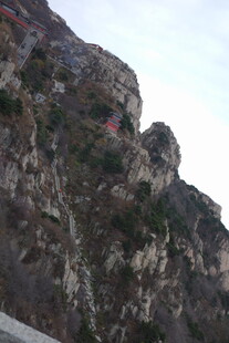 泰山陡峭山壁景观