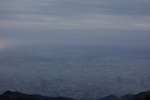 泰山俯瞰云海中的山峦景色