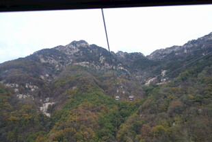 泰山缆车视角下的山峦景色