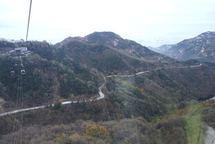 泰山山间蜿蜒公路风景图