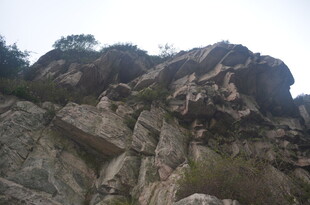 泰山陡峭嶙峋的岩石山峰