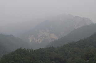泰山雾中青山景