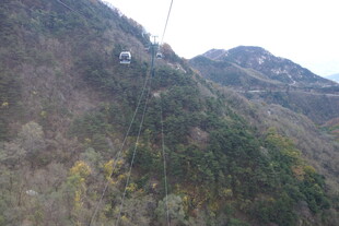 泰山山间景色 缆车穿行其中
