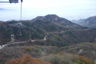 泰山山间景致 蜿蜒道路与远山