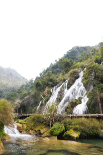 荔波山间瀑布美景 溪流潺潺