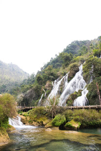 荔波山间飞瀑下的清幽溪流