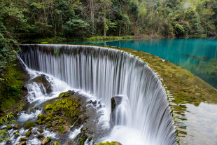 荔波山间绝美瀑布与碧绿湖水