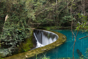 荔波山间幽潭瀑布 碧水绿意浓