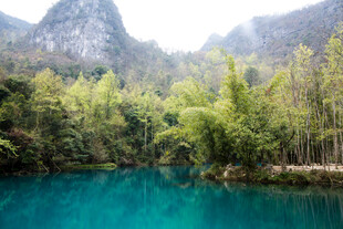 荔波青山环抱的幽蓝澄澈湖水
