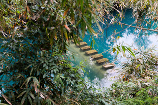 荔波林间隐秘的蓝色阶梯水池