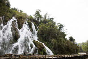 荔波山间飞瀑景观