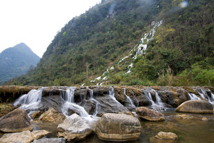 荔波山间溪流瀑布景观