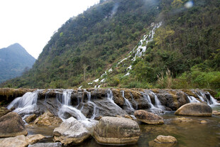 荔波山间溪流瀑布与嶙峋怪石