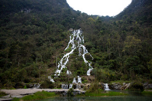 荔波山间壮丽瀑布景观
