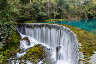 荔波山间瀑布下的碧绿潭水