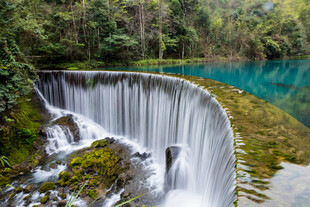 荔波山间弧形瀑布 碧水环绕