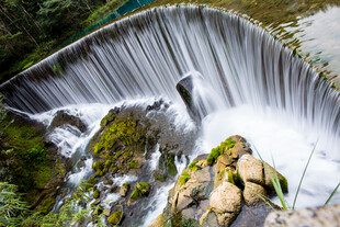 荔波山间小瀑布的灵动美景