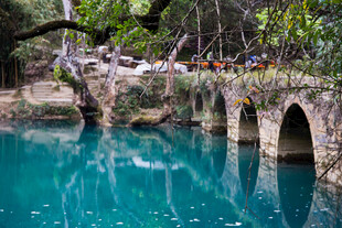 荔波石桥下的幽蓝澄澈水域