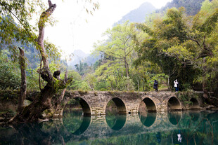 荔波古桥映绿水 山林添秀色