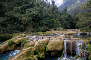 荔波山间溪流瀑布 绿意盎然