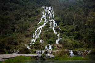 荔波山间壮丽瀑布景观