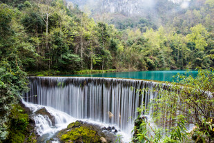荔波山间瀑布下的绿意景致