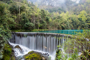 荔波山间瀑布景观 绿意盎然