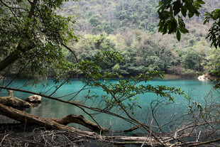 荔波山林间的幽蓝澄澈湖水