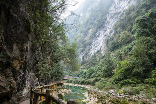 荔波山间幽径 绿水伴峭壁