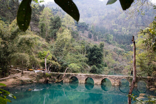 荔波青山绿水间的古朴石桥