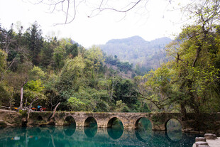 荔波青山绿水间的古朴石拱桥