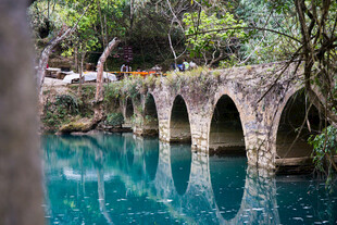 荔波古石桥下的澄澈碧水