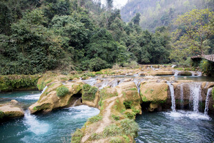 荔波山间碧溪上的石桥瀑布景观