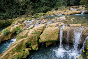 荔波山间秀丽瀑布溪流景观