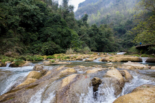 荔波山间溪流 岩石与绿意交织