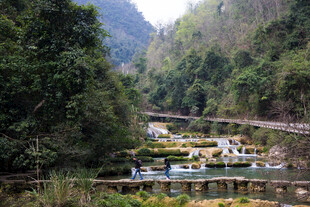 荔波山间河畔停泊的多彩船只