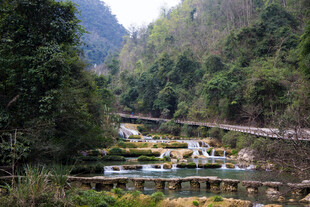 荔波山间河畔美景